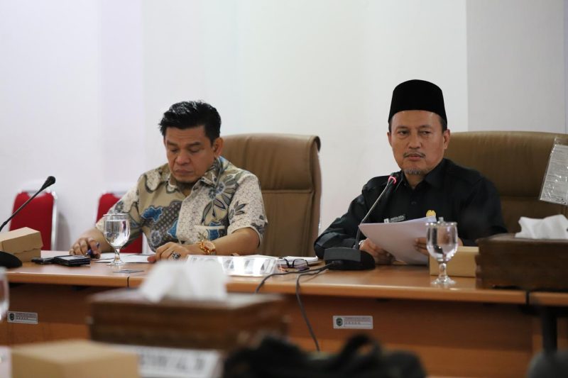 Sekretaris Komisi A DPRD Bontang Saeful Rizal memimpin jalannya rapat (kanan). (ist)