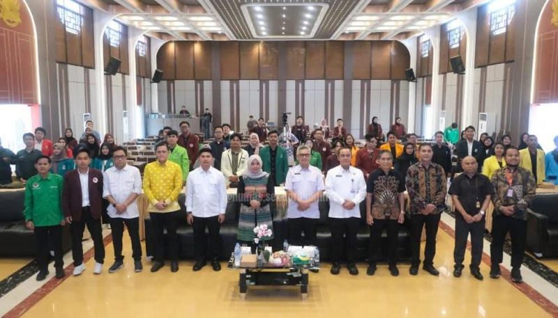 Anggota DPRD Kalimantan Timur, Damayanti, saat menghadiri pembukaan Kongres BEM se-Kalimantan ke-XXI di Universitas Mulia, Balikpapan. (Foto/Humas)