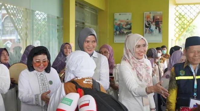 Wakil Ketua DPRD Kaltim, Yenni Eviliana, turut hadir dalam penyambutan tersebut. (Foto/Humas)