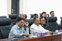Komisi I DPRD Kalimantan Timur memfasilitasi pertemuan antara dua pihak yang berselisih dalam rapat dengar pendapat (RDP) lanjutan yang digelar di Gedung E DPRD Kaltim. (Foto/Humas)
