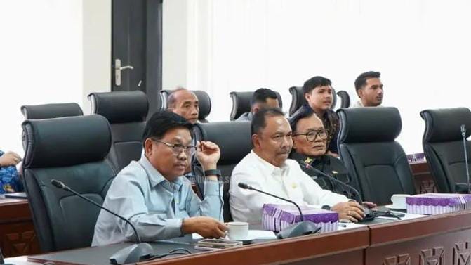 Komisi I DPRD Kalimantan Timur memfasilitasi pertemuan antara dua pihak yang berselisih dalam rapat dengar pendapat (RDP) lanjutan yang digelar di Gedung E DPRD Kaltim. (Foto/Humas)

