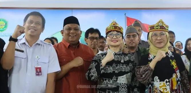 Anggota Komisi IV DPRD Kaltim, Agusriansyah Ridwan, menyampaikan pandangannya saat mendampingi kunjungan Wakil Menteri Pendidikan Tinggi, Sains, dan Teknologi, Stella Christie, ke SMAN 10 Samarinda. (Foto/Humas)