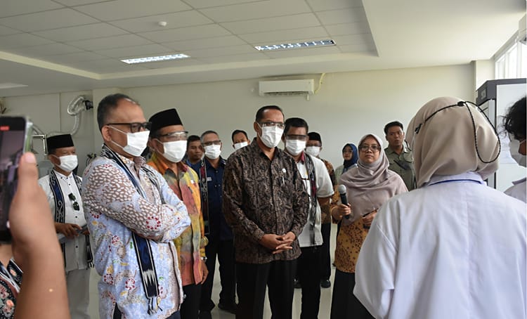 Acara peresmian ini dihadiri oleh Wakil Menteri Pendidikan Tinggi, Sains, dan Teknologi RI, Prof. Fauzan, bersama sejumlah anggota legislatif daerah, termasuk Ketua dan Sekretaris Komisi IV DPRD Kaltim, H. Baba dan Darlis Pattalongi. (Foto/Humas)
