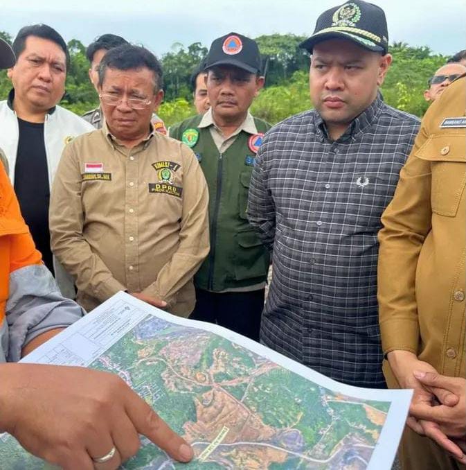 Komisi III DPRD Kalimantan Timur melakukan peninjauan ke dua lokasi longsor di wilayah Kabupaten Kutai Kartanegara, masing-masing di Kilometer 28 Desa Batuah. (Foto/Humas)

