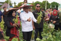 Wakil Ketua I DPRD Kalimantan Timur, Ekti Imanuel, mendampingi kunjungan kerja Wakil Gubernur Kaltim, H. Seno Aji, ke Kabupaten Kutai Barat dalam rangka meninjau pelaksanaan Pekan Daerah (PEDA) XI Petani Nelayan. (Foto/Humas)