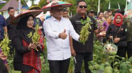 Wakil Ketua I DPRD Kalimantan Timur, Ekti Imanuel, mendampingi kunjungan kerja Wakil Gubernur Kaltim, H. Seno Aji, ke Kabupaten Kutai Barat dalam rangka meninjau pelaksanaan Pekan Daerah (PEDA) XI Petani Nelayan. (Foto/Humas)