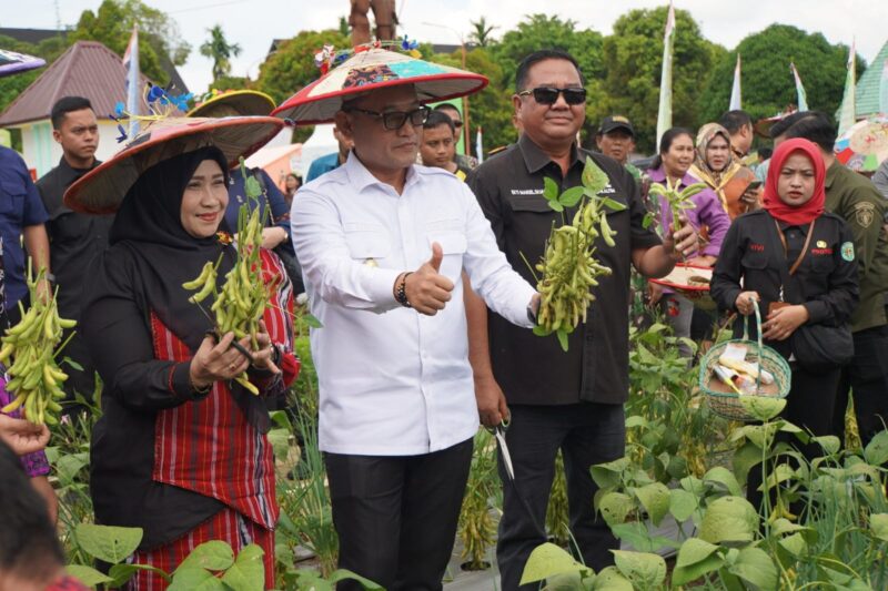 Wakil Ketua I DPRD Kalimantan Timur, Ekti Imanuel, mendampingi kunjungan kerja Wakil Gubernur Kaltim, H. Seno Aji, ke Kabupaten Kutai Barat dalam rangka meninjau pelaksanaan Pekan Daerah (PEDA) XI Petani Nelayan. (Foto/Humas)