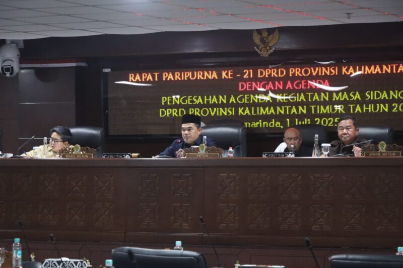 Pimpinan rapat paripurna ke-21 DPRD Kaltim tentang pengesahan resmi agenda kegiatan Masa Sidang II Tahun 2025, Samarinda, Selasa (1/7). (ist)