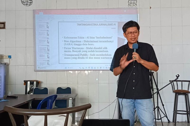 Pimred Pare Pos Akbar Hamdan memberikan materi kepada calon anggota PWI yang ikut pelatihan jurnalistik dan OKK, Pare-pare, Sabtu (12/7). (Diksiku/Unang)