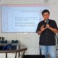 Pimred Pare Pos Akbar Hamdan memberikan materi kepada calon anggota PWI yang ikut pelatihan jurnalistik dan OKK, Pare-pare, Sabtu (12/7). (Diksiku/Unang)