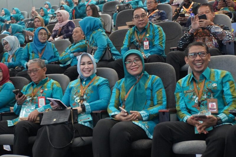 Sekretaris DPRD Provinsi Kalimantan Timur, Norhayati Usman, menghadiri Rapat Kerja Nasional (Rakernas) X Tim Penggerak Pemberdayaan dan Kesejahteraan Keluarga (PKK) Tahun 2025 yang diselenggarakan di Plenary Hall Convention Center Sempaja, Samarinda. (Foto/Humas)
