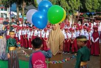 Suasana pembukaan Masa Pengenalan Lingkungan Sekolah (MPLS) di SDN 2 Manurunge, Kabupaten Bone, Senin (14/7). (DIKSIKU/Wahyunang)
