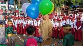 Suasana pembukaan Masa Pengenalan Lingkungan Sekolah (MPLS) di SDN 2 Manurunge, Kabupaten Bone, Senin (14/7). (DIKSIKU/Wahyunang)