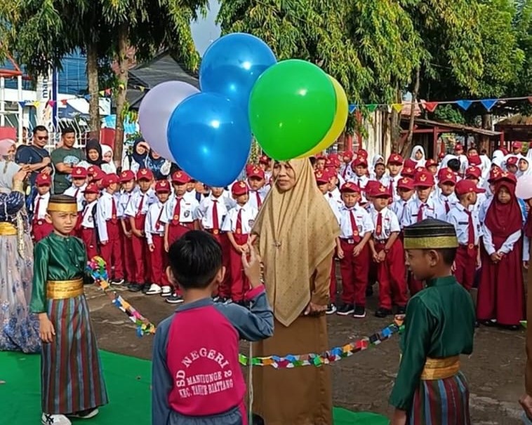 Suasana pembukaan Masa Pengenalan Lingkungan Sekolah (MPLS) di SDN 2 Manurunge, Kabupaten Bone, Senin (14/7). (DIKSIKU/Wahyunang)