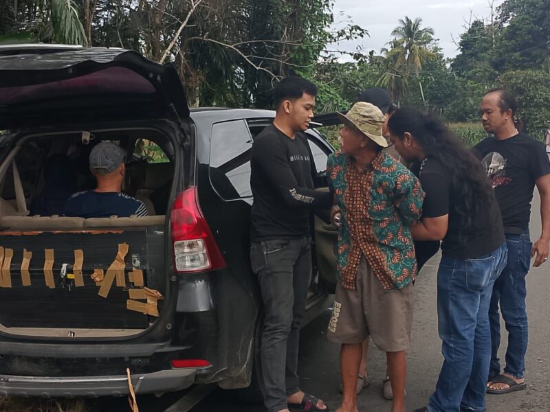 Tim Intelkam Polres Bone mengamankan pelaku penculikan anak, Senin (14/7). (ist)