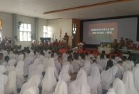 Kepala UPT SMA Negeri 1 Bone, Muhdar, menyampaikan sambutan di hadapan siswa baru saat pembukaan MPLS, Senin (14/7). (ist)