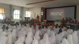 Kepala UPT SMA Negeri 1 Bone, Muhdar, menyampaikan sambutan di hadapan siswa baru saat pembukaan MPLS, Senin (14/7). (ist)