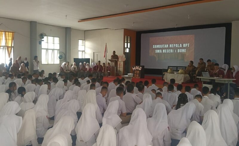 Kepala UPT SMA Negeri 1 Bone, Muhdar, menyampaikan sambutan di hadapan siswa baru saat pembukaan MPLS, Senin (14/7). (ist)