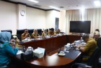 Sekretaris DPRD Kalimantan Timur, Norhayati Us, memimpin rapat internal yang melibatkan jajaran pejabat struktural dan fungsional di lingkungan Sekretariat DPRD Kaltim. (Foto/Humas)