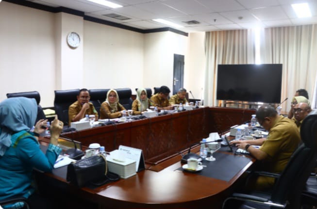 Sekretaris DPRD Kalimantan Timur, Norhayati Us, memimpin rapat internal yang melibatkan jajaran pejabat struktural dan fungsional di lingkungan Sekretariat DPRD Kaltim. (Foto/Humas)
