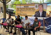 Anggota DPRD Kalimantan Timur, Budianto Bulang, menerima sejumlah aspirasi penting dari masyarakat saat melakukan kegiatan reses di Kecamatan Wahau, Kabupaten Kutai Timur. (Foto/Humas)
