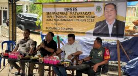 Anggota DPRD Kalimantan Timur, Budianto Bulang, menerima sejumlah aspirasi penting dari masyarakat saat melakukan kegiatan reses di Kecamatan Wahau, Kabupaten Kutai Timur. (Foto/Humas)
