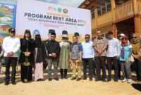 Ketua DPRD Kalimantan Timur, Hasanuddin Mas’ud (kopiah dengan baju hitam), turut mendampingi Gubernur Kaltim Rudy Mas’ud dalam kunjungan kerja ke wilayah utara Kaltim, Sabtu (12/7/2025). (Foto/Humas)