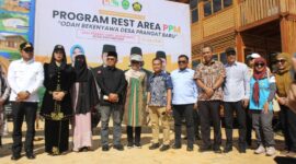 Ketua DPRD Kalimantan Timur, Hasanuddin Mas’ud (kopiah dengan baju hitam), turut mendampingi Gubernur Kaltim Rudy Mas’ud dalam kunjungan kerja ke wilayah utara Kaltim, Sabtu (12/7/2025). (Foto/Humas)