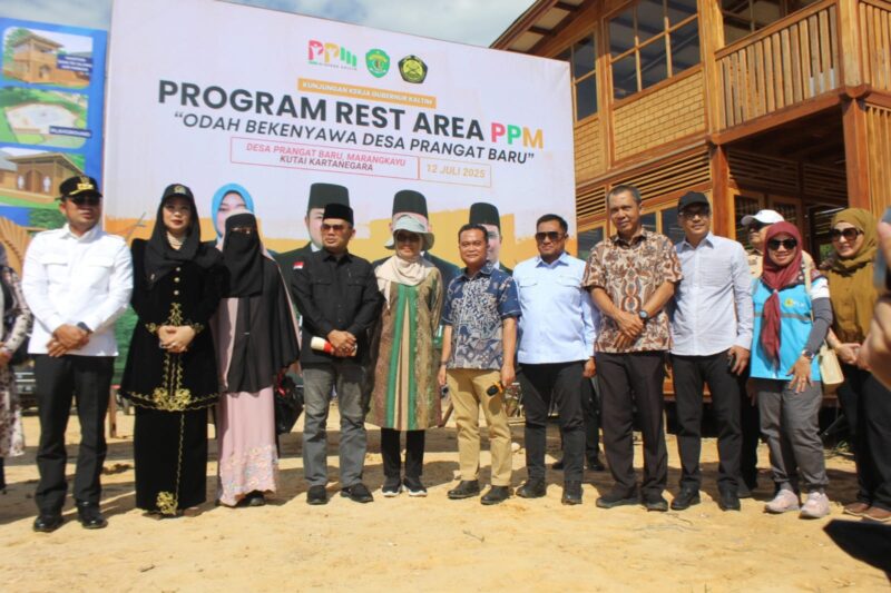 Ketua DPRD Kalimantan Timur, Hasanuddin Mas’ud (kopiah dengan baju hitam), turut mendampingi Gubernur Kaltim Rudy Mas’ud dalam kunjungan kerja ke wilayah utara Kaltim, Sabtu (12/7/2025). (Foto/Humas)
