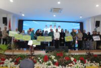 Ketua DPRD Kalimantan Timur, Hasanuddin Mas'ud, menghadiri agenda penyerahan bantuan program secara simbolis di Pendopo Rumah Jabatan Wali Kota Bontang. (Foto/Humas)