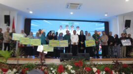 Ketua DPRD Kalimantan Timur, Hasanuddin Mas'ud, menghadiri agenda penyerahan bantuan program secara simbolis di Pendopo Rumah Jabatan Wali Kota Bontang. (Foto/Humas)