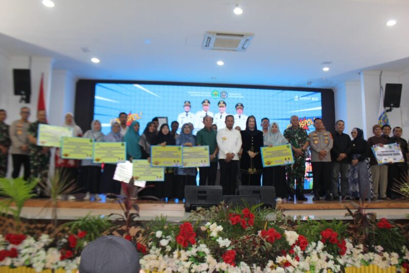 Ketua DPRD Kalimantan Timur, Hasanuddin Mas'ud, menghadiri agenda penyerahan bantuan program secara simbolis di Pendopo Rumah Jabatan Wali Kota Bontang. (Foto/Humas)