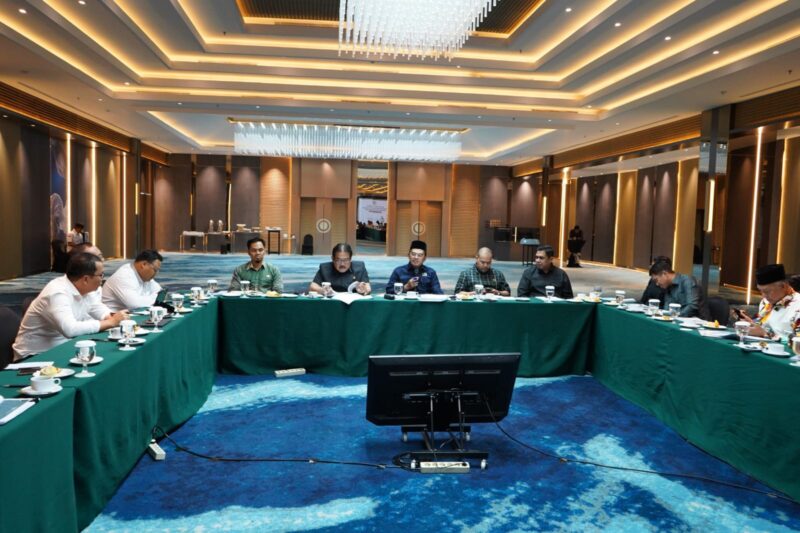 Komisi III DPRD Kalimantan Timur menggelar rapat kerja bersama Dinas ESDM dan sejumlah perusahaan tambang di Hotel Grand Jatra Balikpapan, Jumat (11/7/2025). (Foto/Humas)
