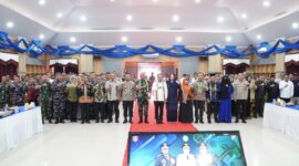
Ketua DPRD Kalimantan Timur Hasanuddin Mas’ud menilai bahwa sinergitas antara Pemerintah Provinsi Kalimantan Timur dengan TNI dan Polri merupakan fondasi penting dalam menciptakan stabilitas wilayah dan mendukung percepatan pembangunan, khususnya di Kutai Timur. (Foto/Humas)