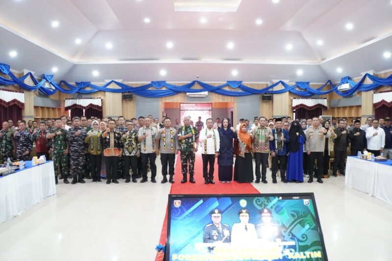 
Ketua DPRD Kalimantan Timur Hasanuddin Mas’ud menilai bahwa sinergitas antara Pemerintah Provinsi Kalimantan Timur dengan TNI dan Polri merupakan fondasi penting dalam menciptakan stabilitas wilayah dan mendukung percepatan pembangunan, khususnya di Kutai Timur. (Foto/Humas)