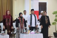 
Tiga anggota DPRD Kalimantan Timur, yakni Syarifatul Sya’diah, Husin Djufrie, dan Apansyah, menghadiri kegiatan pengarahan sinergitas TNI-Polri dan Pemerintah Daerah. (Foto/Humas)
