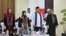 
Tiga anggota DPRD Kalimantan Timur, yakni Syarifatul Sya’diah, Husin Djufrie, dan Apansyah, menghadiri kegiatan pengarahan sinergitas TNI-Polri dan Pemerintah Daerah. (Foto/Humas)

