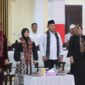 
Tiga anggota DPRD Kalimantan Timur, yakni Syarifatul Sya’diah, Husin Djufrie, dan Apansyah, menghadiri kegiatan pengarahan sinergitas TNI-Polri dan Pemerintah Daerah. (Foto/Humas)
