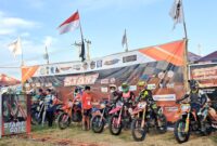 Suasana lomba balap cross motor ojek gabah yang digelar UD Putra Tibojong, Kabupaten Bone, Minggu (3/8). (DIKSIKU/Idhul)