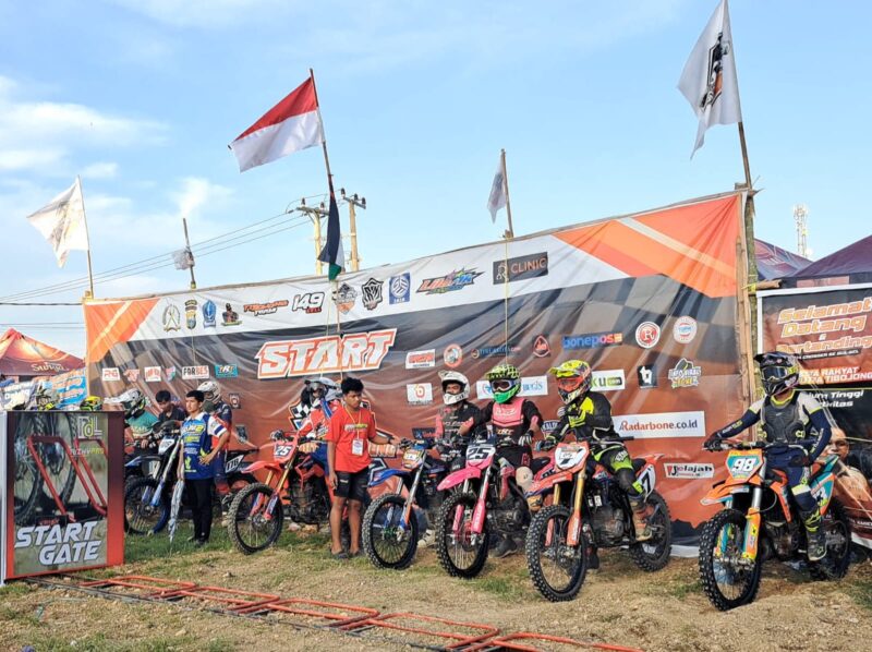 Suasana lomba balap cross motor ojek gabah yang digelar UD Putra Tibojong, Kabupaten Bone, Minggu (3/8). (DIKSIKU/Idhul)