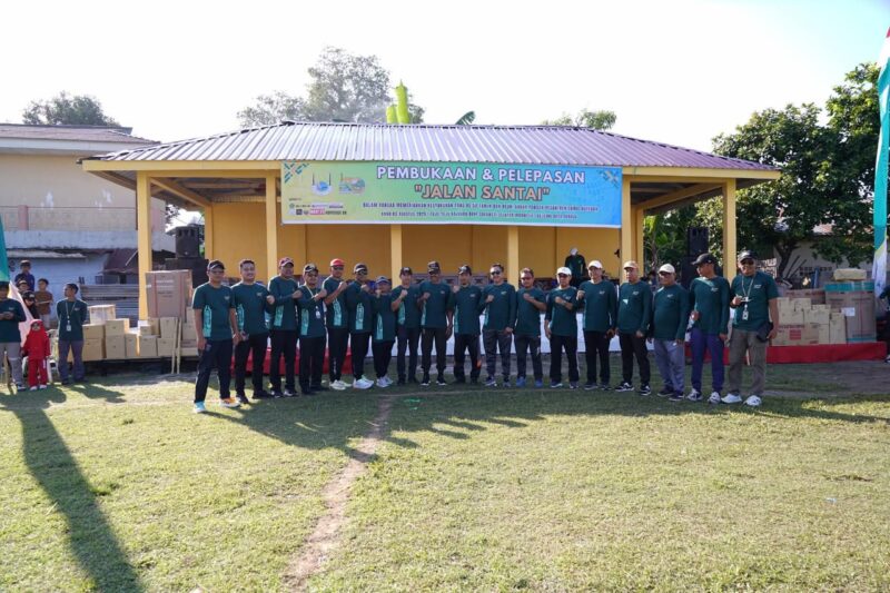 Foto bersama di sela-sela kegiatan jalan santai reuni akbar IKDH, Kabupaten Bone, Minggu (3/8). (ist)
