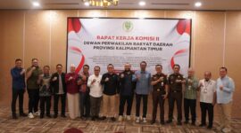 
Topik yang dibahas mencakup pengelolaan Terminal Peti Kemas Kariangau sebagai kawasan bisnis multipurpose, optimalisasi aset Pemprov, serta proyeksi bisnis PT BPD Kaltimtara tahun 2025–2026. (Foto/Humas)
