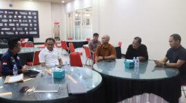 
Rombongan Komisi I melakukan kunjungan kerja ke PT Mahakam Sumber Jaya (MSJ) di Kutai Kartanegara. Mereka menindaklanjuti laporan dari Kelompok Tani Mekar Indah yang merasa lahannya masuk dalam konsesi perusahaan. (Foto/Hms)