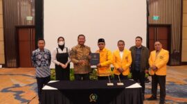 Komitmen memperkuat sinergi antara dunia legislatif dan akademik kembali ditegaskan lewat penandatanganan nota kesepahaman (MoU) antara DPRD Kalimantan Timur dan Universitas Mulawarman (Unmul). (Foto/Hms)
