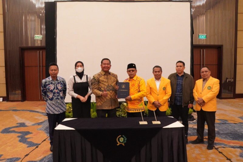 Komitmen memperkuat sinergi antara dunia legislatif dan akademik kembali ditegaskan lewat penandatanganan nota kesepahaman (MoU) antara DPRD Kalimantan Timur dan Universitas Mulawarman (Unmul). (Foto/Hms)
