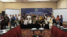 Komisi IV DPRD Kalimantan Timur menggelar rapat kerja dengan Dinas Lingkungan Hidup (DLH) Kaltim, Dinas Tenaga Kerja dan Transmigrasi (Disnakertrans) Kaltim, serta enam perusahaan tambang besar yang beroperasi di wilayah Kaltim. (Foto/Hms)
