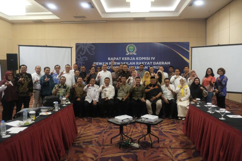 Komisi IV DPRD Kalimantan Timur menggelar rapat kerja dengan Dinas Lingkungan Hidup (DLH) Kaltim, Dinas Tenaga Kerja dan Transmigrasi (Disnakertrans) Kaltim, serta enam perusahaan tambang besar yang beroperasi di wilayah Kaltim. (Foto/Hms)
