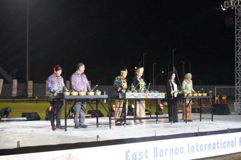 Gemerlap budaya dari berbagai belahan dunia mewarnai langit Stadion Gelora Kadrie Oening, Samarinda. (Foto/Hms)