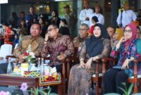 menyaksikan langsung kemeriahan kirab yang diikuti lebih dari 400 peserta dari lima negara. (Foto/Hms)
