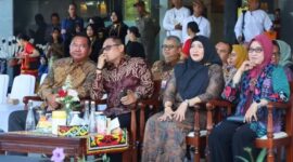 menyaksikan langsung kemeriahan kirab yang diikuti lebih dari 400 peserta dari lima negara. (Foto/Hms)
